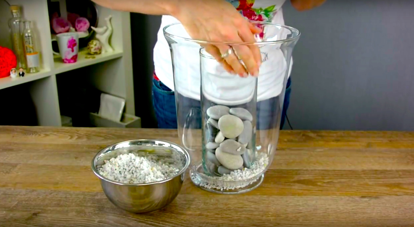 Ze heeft twee vazen en kiezelstenen, wat ze ermee doet is prachtig!