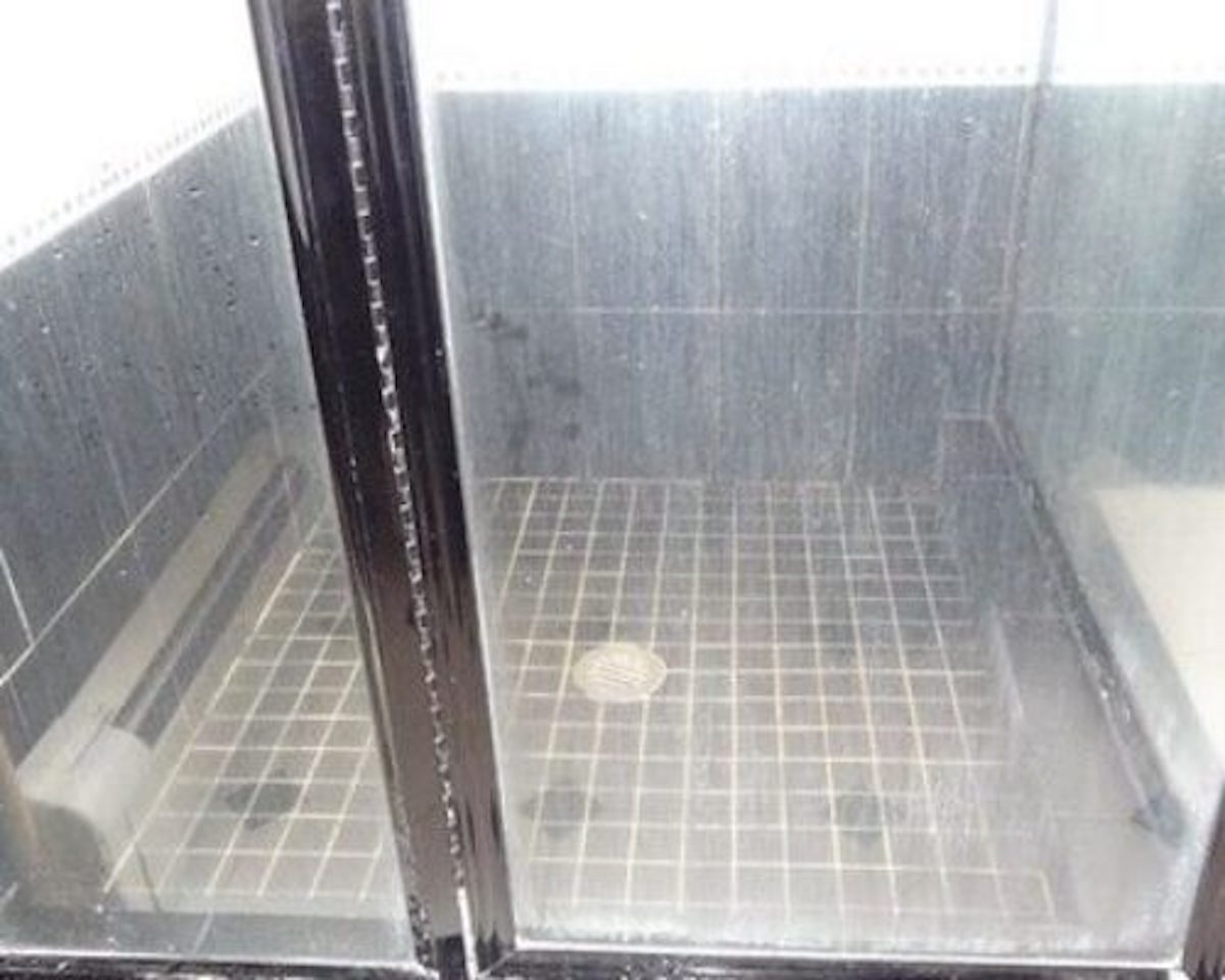 SUPERTIP: Jouw douchedeuren onder de kalkaanslag? Met dit trucje is het zo weer schoon!