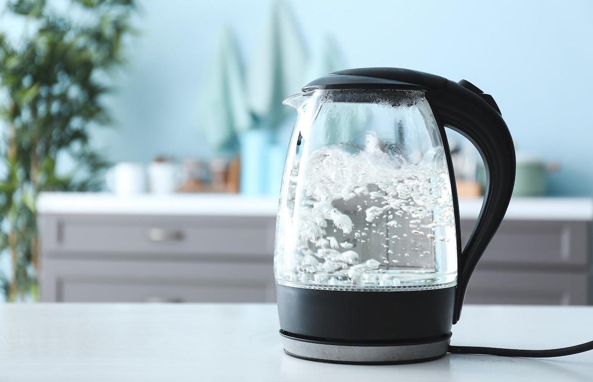 Experts waarschuwen: zet de waterkoker nóóit voor een tweede keer aan