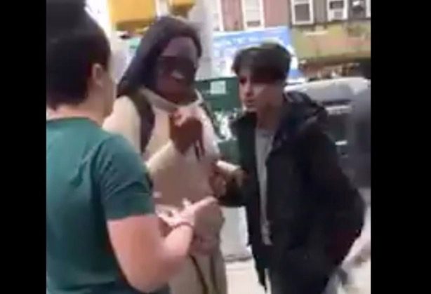 Jongen wordt in het hoekje gedreven maar dan komen er mensen te hulp