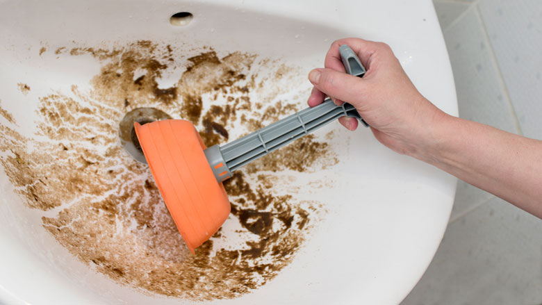 Experts waarschuwen: Spoel deze dingen nooit door het toilet!