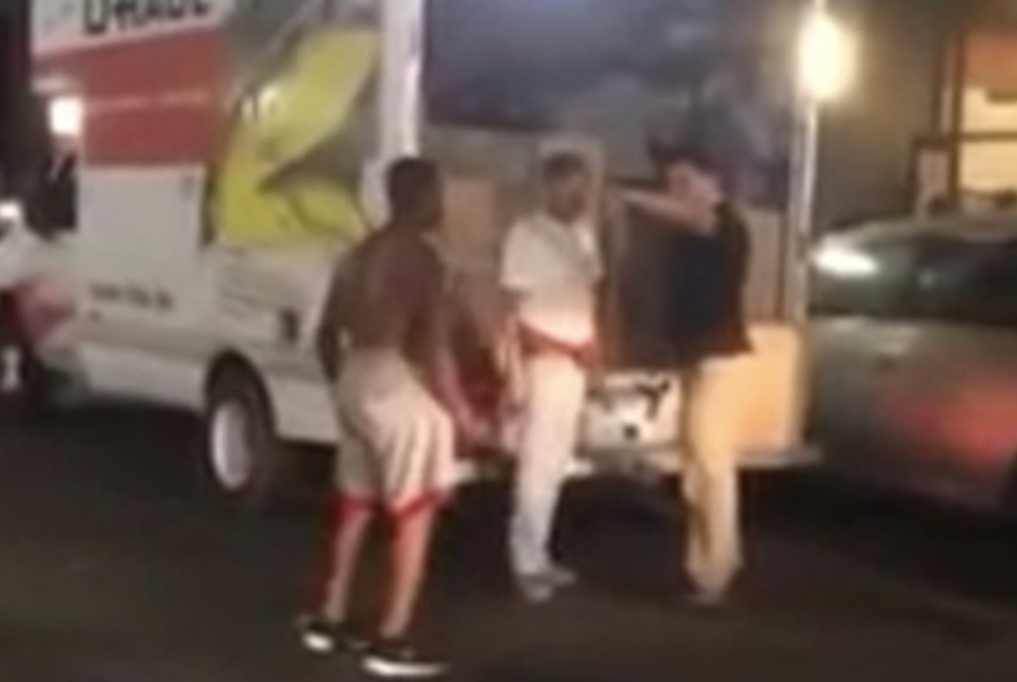 Straatgangster valt meerdere keren postbezorger lastig en daagt hem uit. Hij heeft geen idee dat de postbezorger aan mma doet