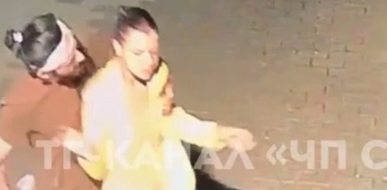 Gast kan met zijn poten niet van zijn vriendin afblijven. Dan ziet iemand het op afstand gebeuren en krijgt hij precies wat die verdient