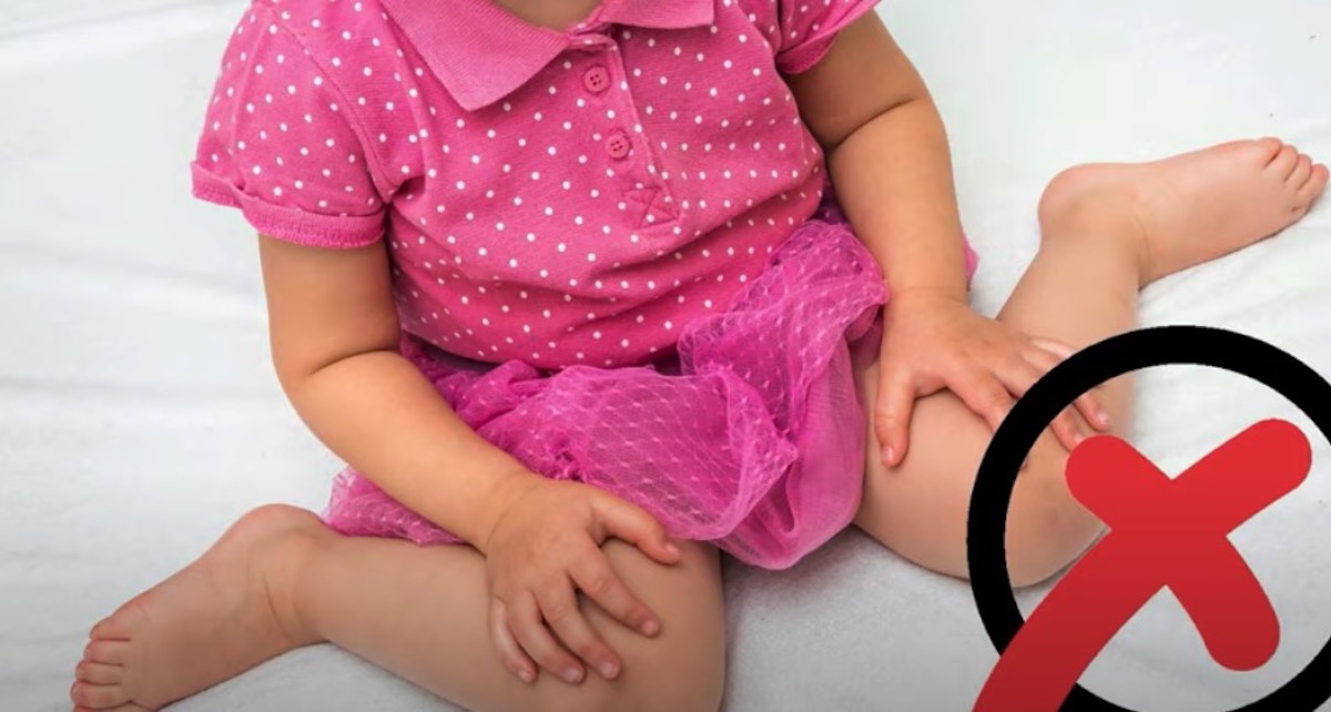 Dokters waarschuwen: laat je kinderen nooit in de W-houding zitten