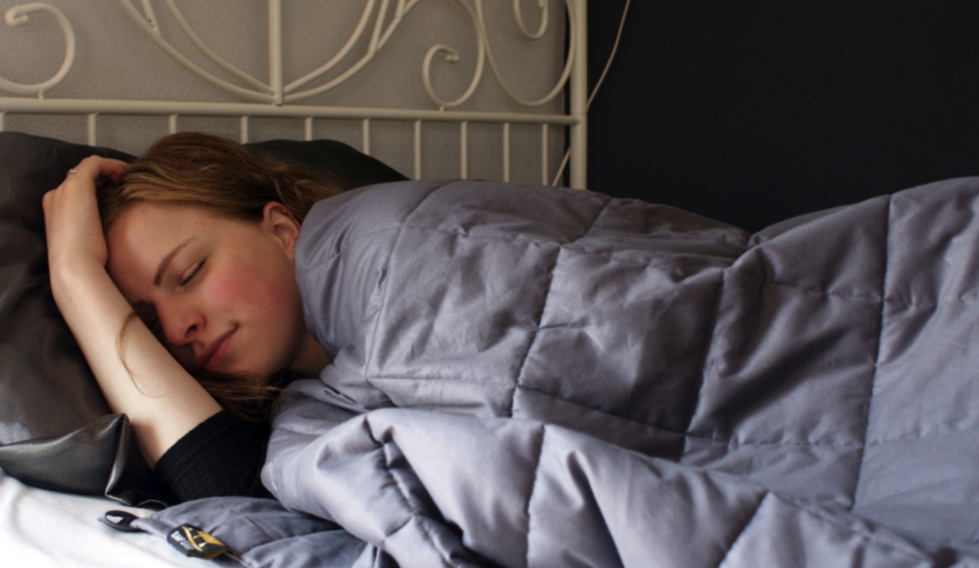 Dit verzwaringsdeken van de Action helpt je beter slapen en je koopt ‘m deze week nog voor een prikkie