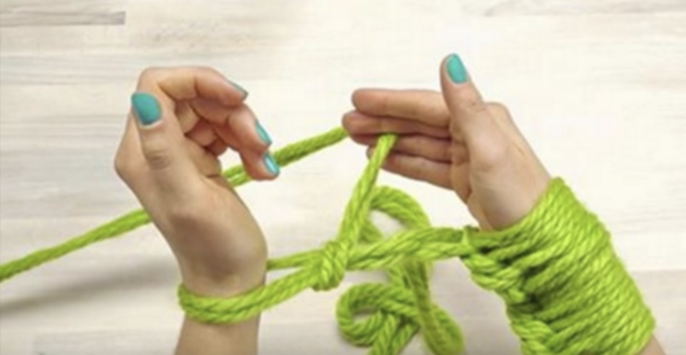 Deze sjaal is binnen 30 minuten af, zonder breinaald. Kijk hoe makkelijk dit gaat!