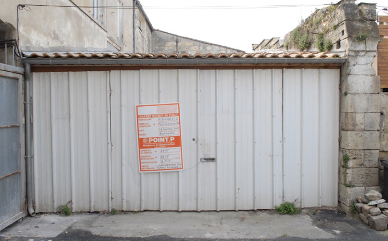 Hij had geen geld om een appartement te kopen, dus kocht hij een garage om er dit van te maken