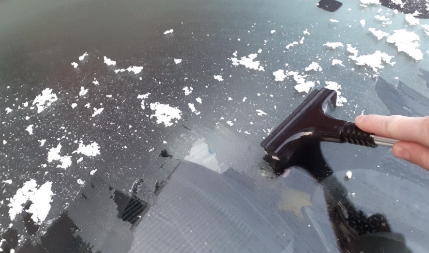 ZIEN: We gebruiken de ijskrabber helemaal verkeerd! Zo heb je ruiten binnen seconden schoon