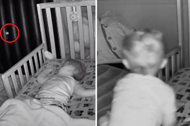 ZIEN: Ouders zien angstaanjagende beelden wanneer ze meekijken op de babyfoon