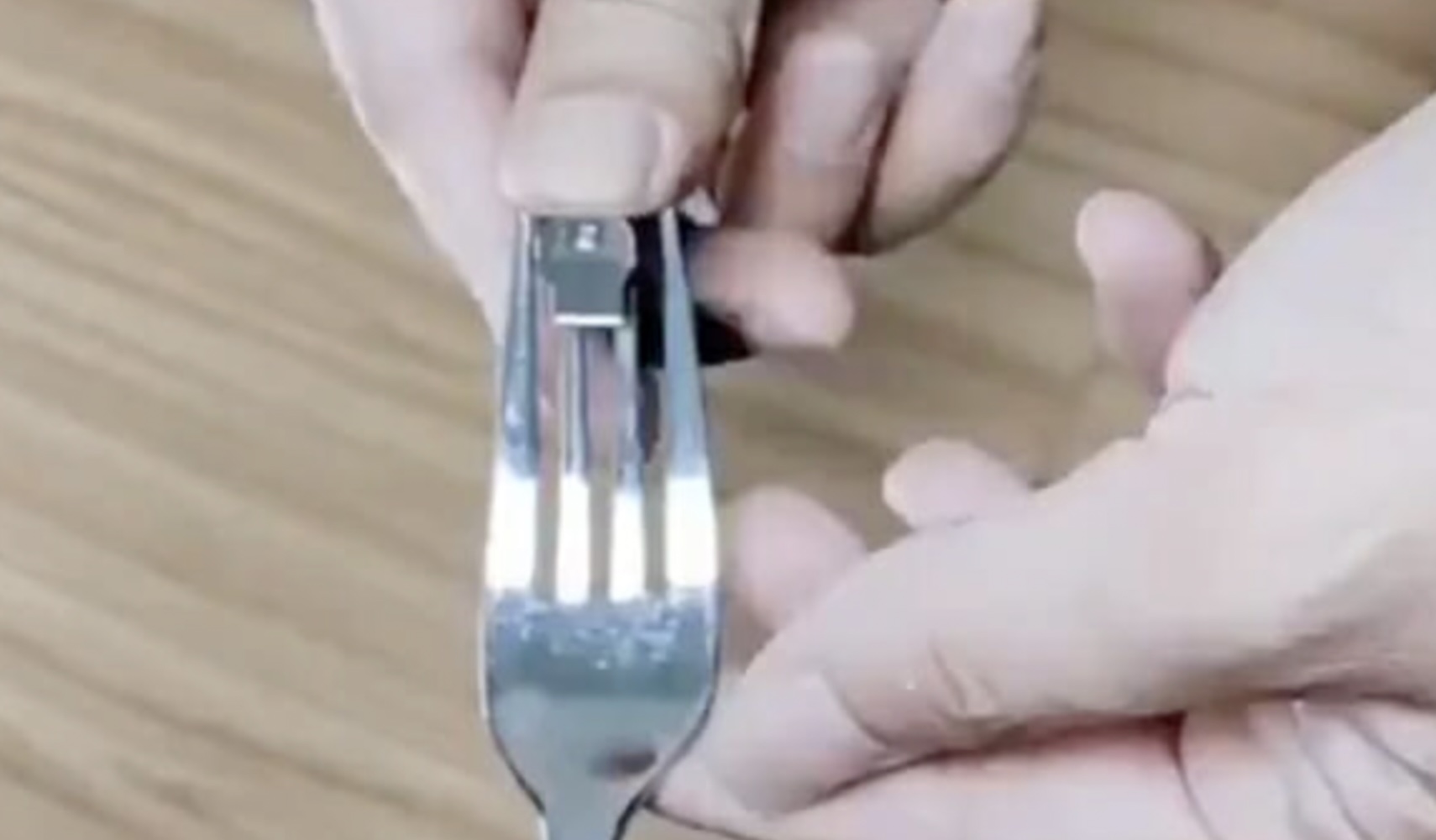 Expert legt uit: Zo repareer je een gebroken rits snel met deze eenvoudige truc