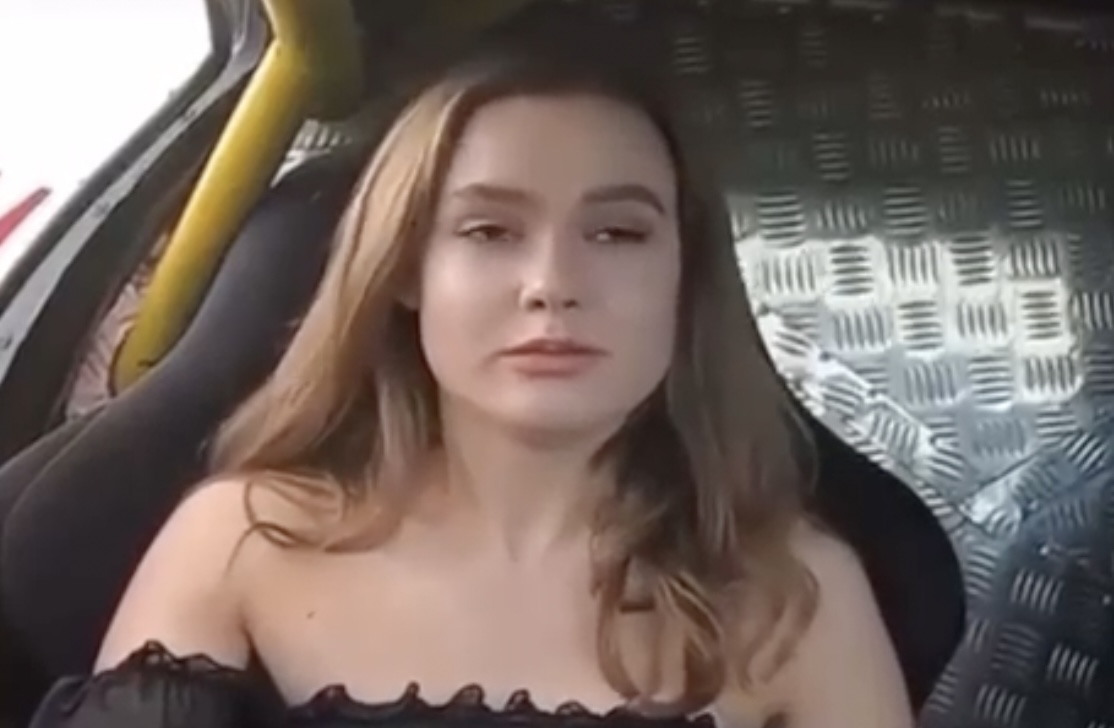 ZIEN: Dame in een te kort rokje krijgt autoritje van haar leven