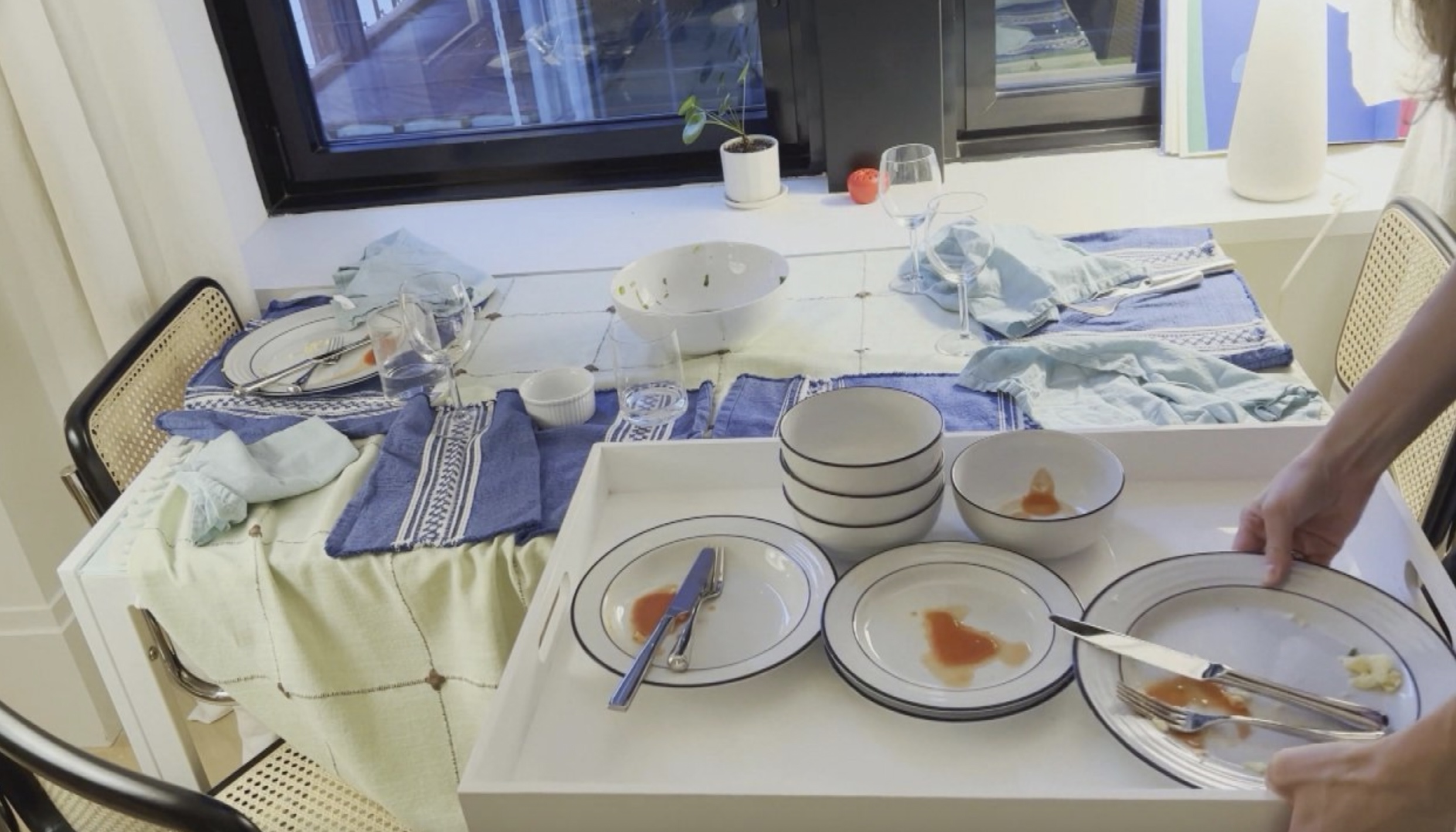 Mensen wereldwijd zijn lyrisch: Moeder heeft geniale truc om geen afwas te hebben na het eten