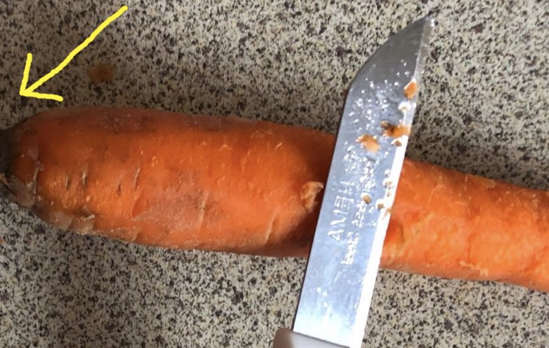 HANDIG: Op deze manier krijg je je worteltjes veel sneller schoon