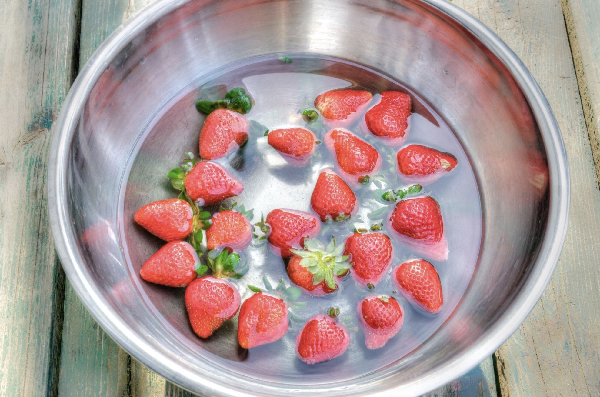 SUPERTIP: Was je aardbeien eens met zout water en laat je verrassen over wat er gebeurt