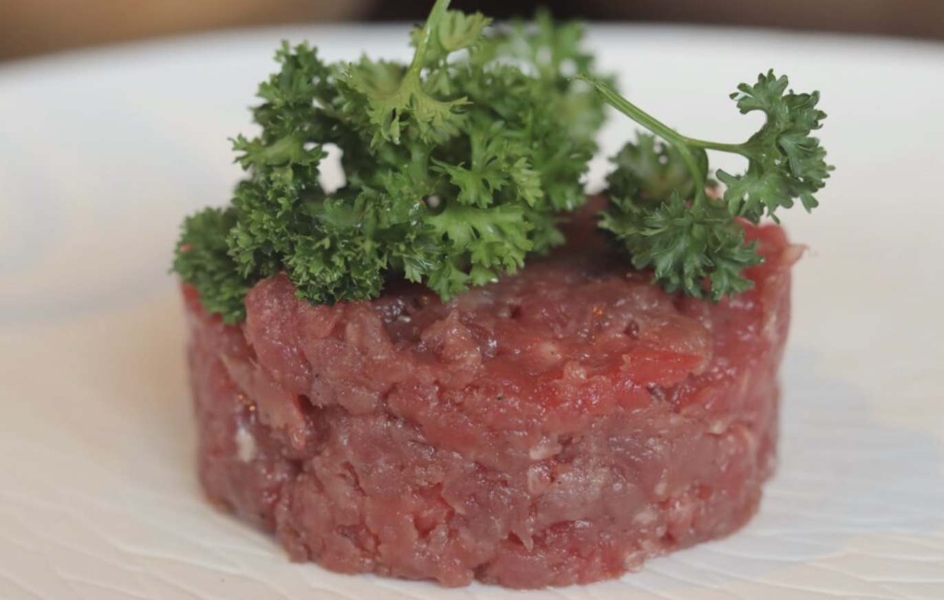 LET OP: Dit is waarom je nooit filet americain van uit de supermarkt moet eten