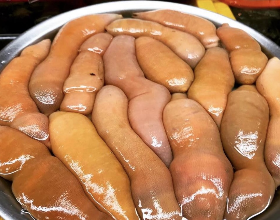 BEWEZEN: Moet je rauwe kip nu wel of niet wassen voor het koken?