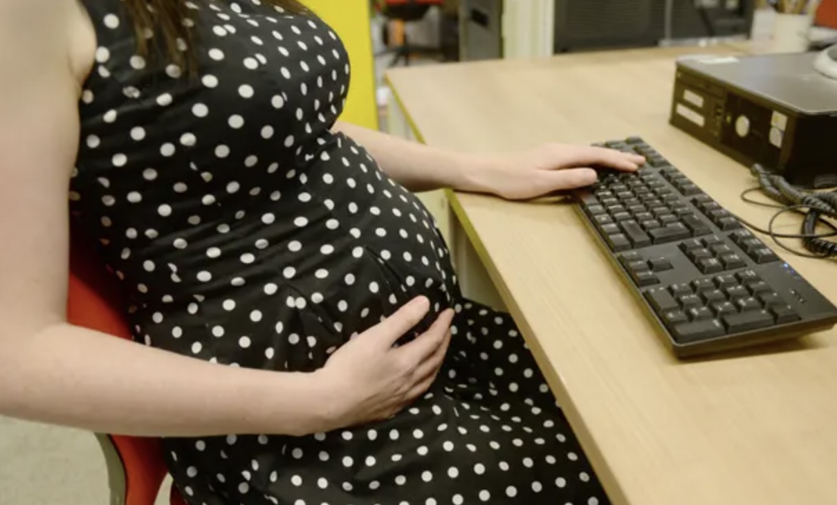 Deborah krijgt miskraam op werkvloer. Wat haar baas dan doet maakt de wereld woedend