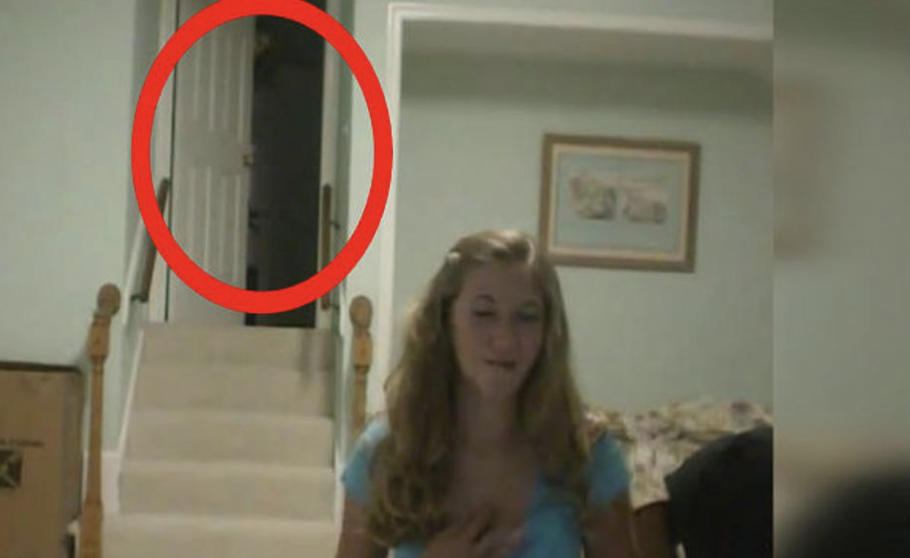 Emily woonde tijdelijk alleen thuis en werd dagelijks geteisterd door haar overleden vader “ik werd helemaal gek!”