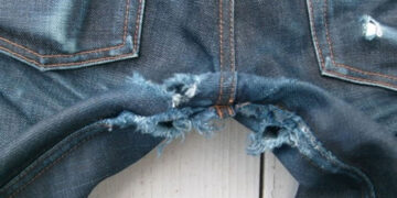 Een stinkende kruis van je spijkerbroek: zo kom je er van af