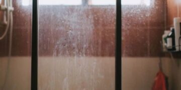 Jouw douchedeuren onder de kalkaanslag? Met dit simpele trucje is het zo weer schoon!