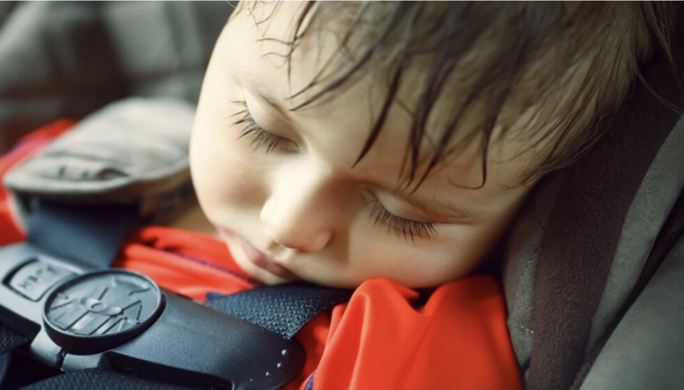 Jongetje (4) met 6 kinderen achtergelaten in snikhete auto – wat het jochie dan doet is geniaal!