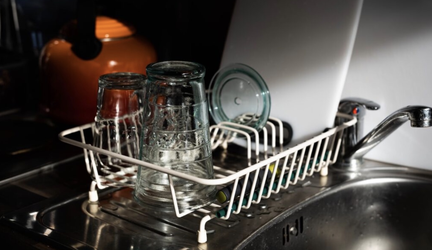 Moet je de vaat nu wel of niet afspoelen voor je het in de vaatwasser zet? Dé expert geeft antwoord