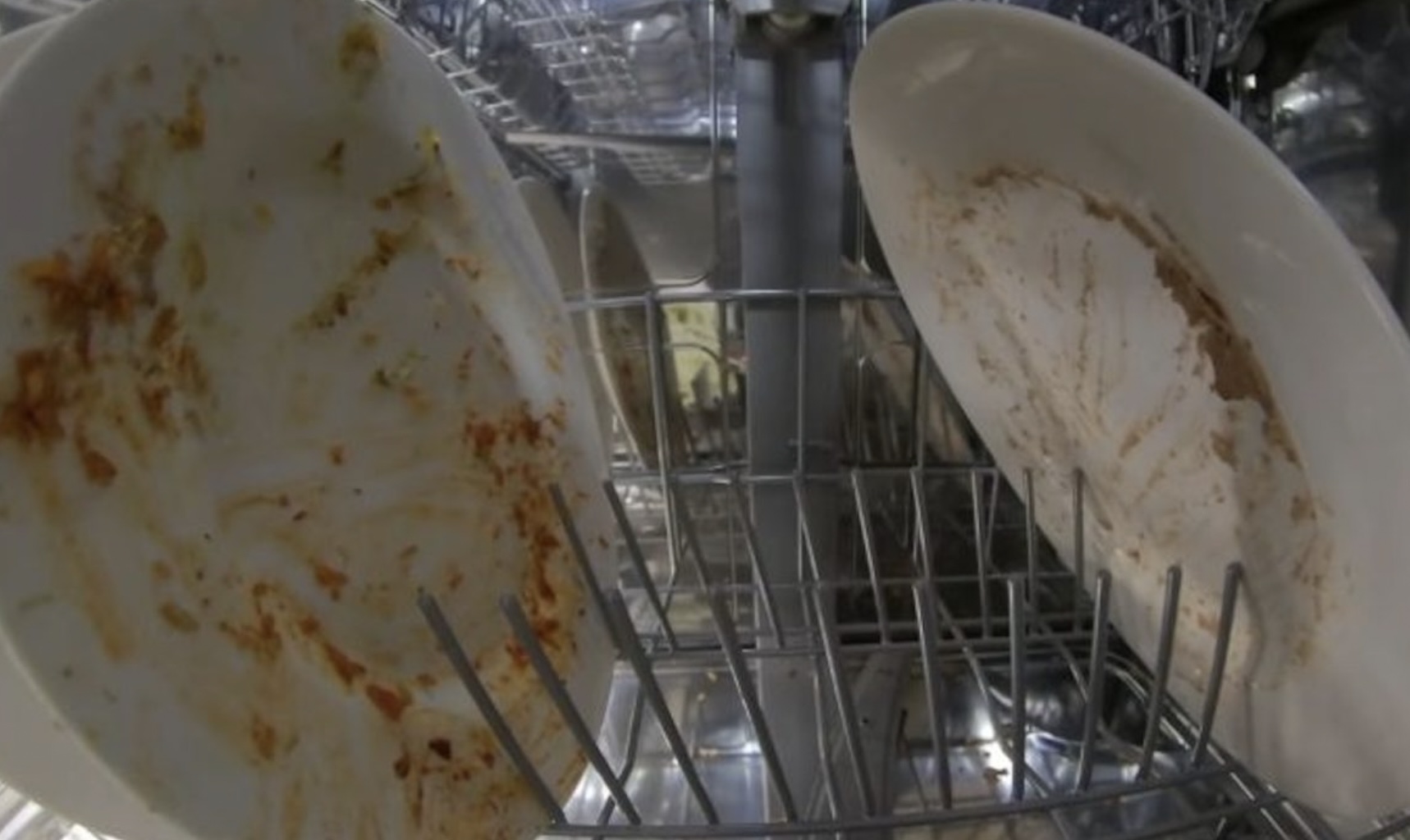 NOOIT GEWETEN:  Zo gaat het er aan toe in jouw vaatwasmachine.