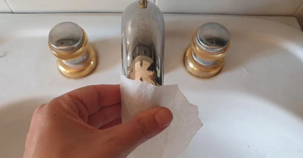 Oma deelt slimme truc met bakpapier om kalkaanslag te verwijderen