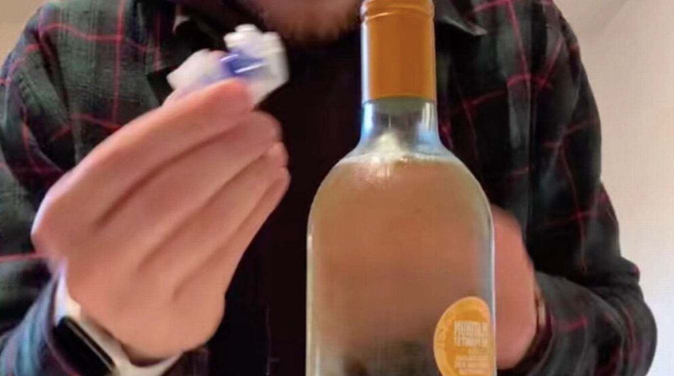 Geen kurkentrekker in huis? Met deze briljante truc krijg je de wijnfles toch open