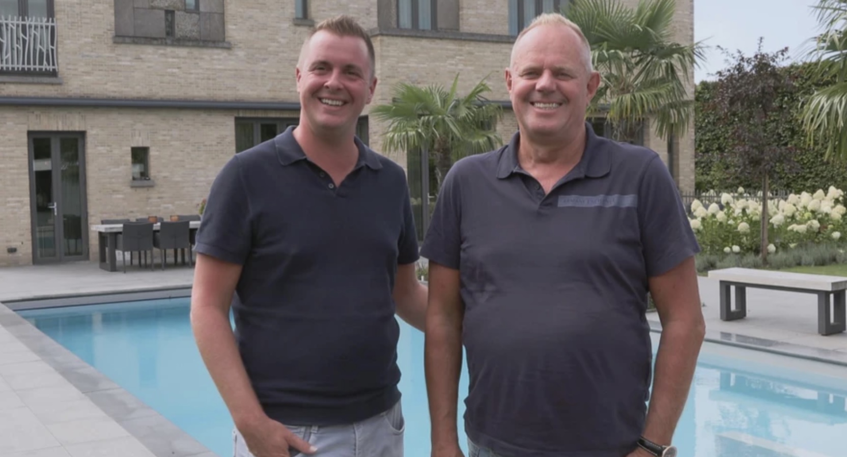 ZIEN: Kijkers zijn in shock over ‘schaamteloos’ stel in Steenrijk, Straatarm