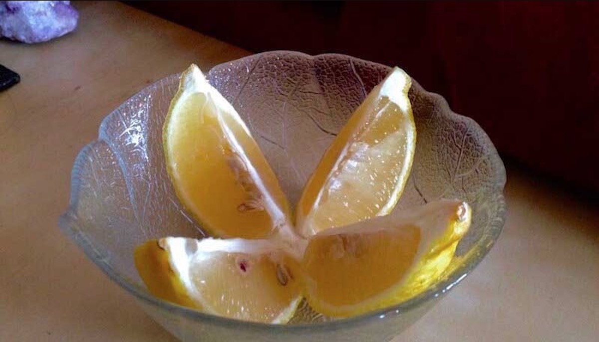 Leg een citroen naast je bed en dit is wat er gebeurt!