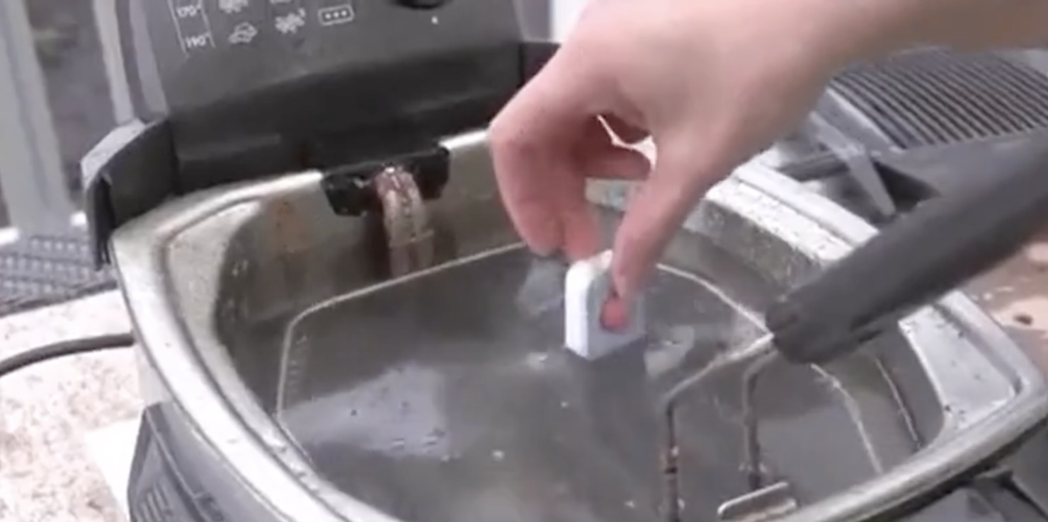 Ze gooit een vaatwastablet in de frituurpan, de reden? Het resultaat is ongelofelijk!