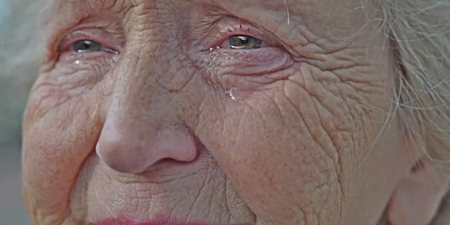 Weduwe erft sleutel van 70-jaar oude kluis – Wat ze aantreft? Ik ben in tranen!