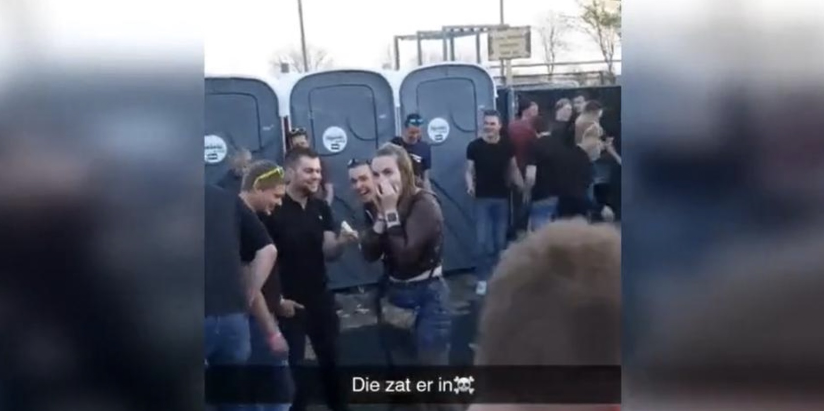 Deze meid gaat nooit meer naar het toilet op een festival