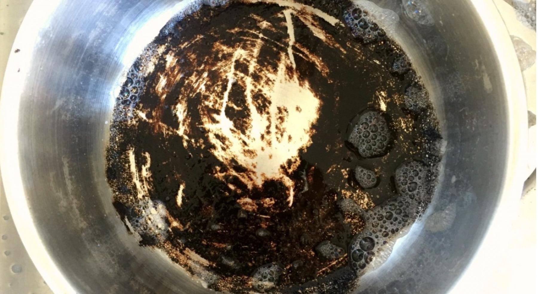 SUPERTIP: Last van een aangekoekte pan? Deze truc is dé oplossing