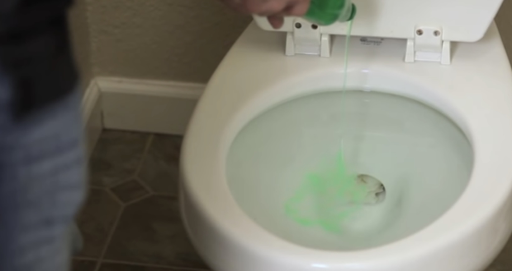 Ze deed afwasmiddel in haar toilet.. Waarom? De reden is verbazingwekkend!