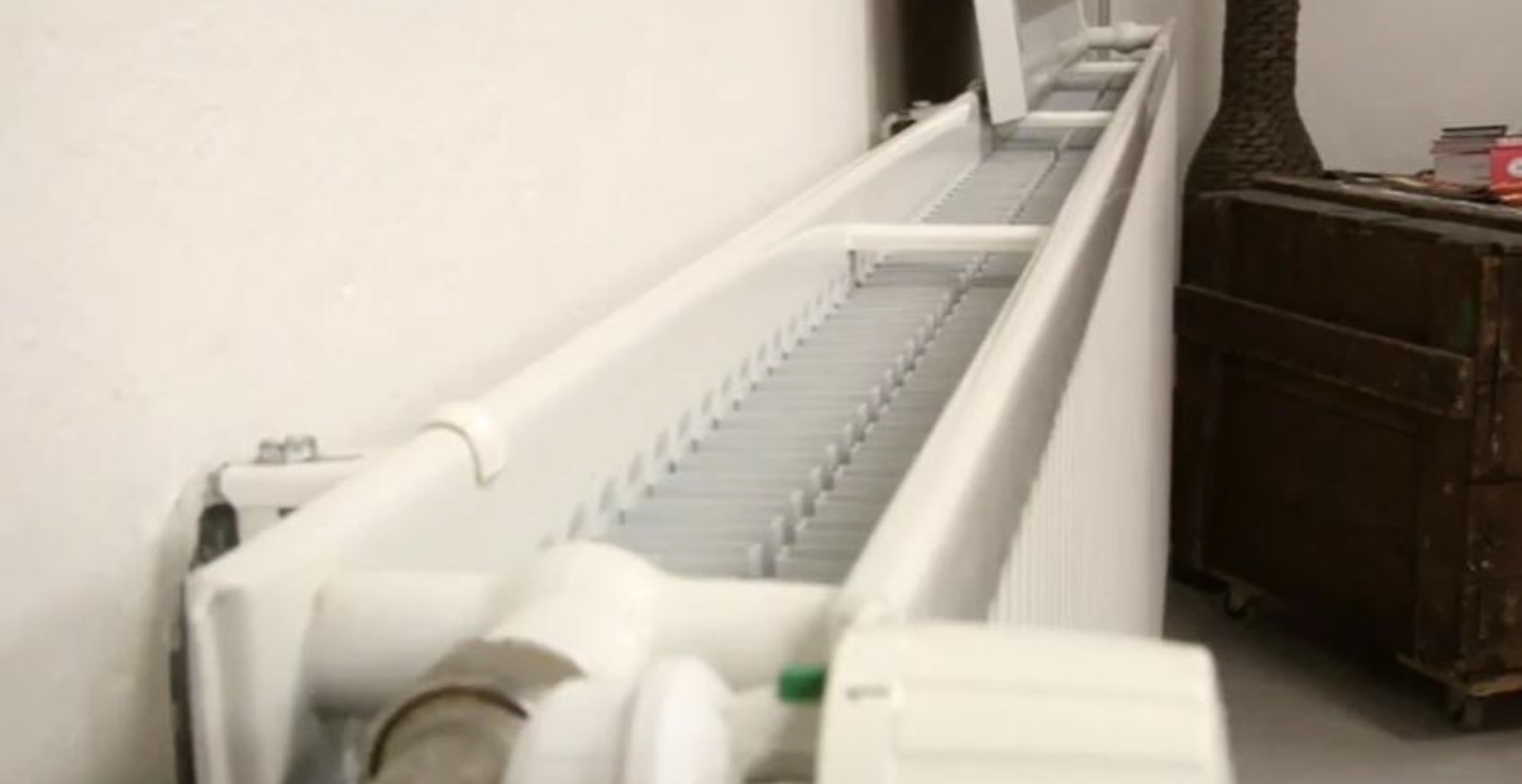 Last van stof tussen de verwarmingsradiator? Met deze eenvoudige truc ben je er in no-time vanaf!