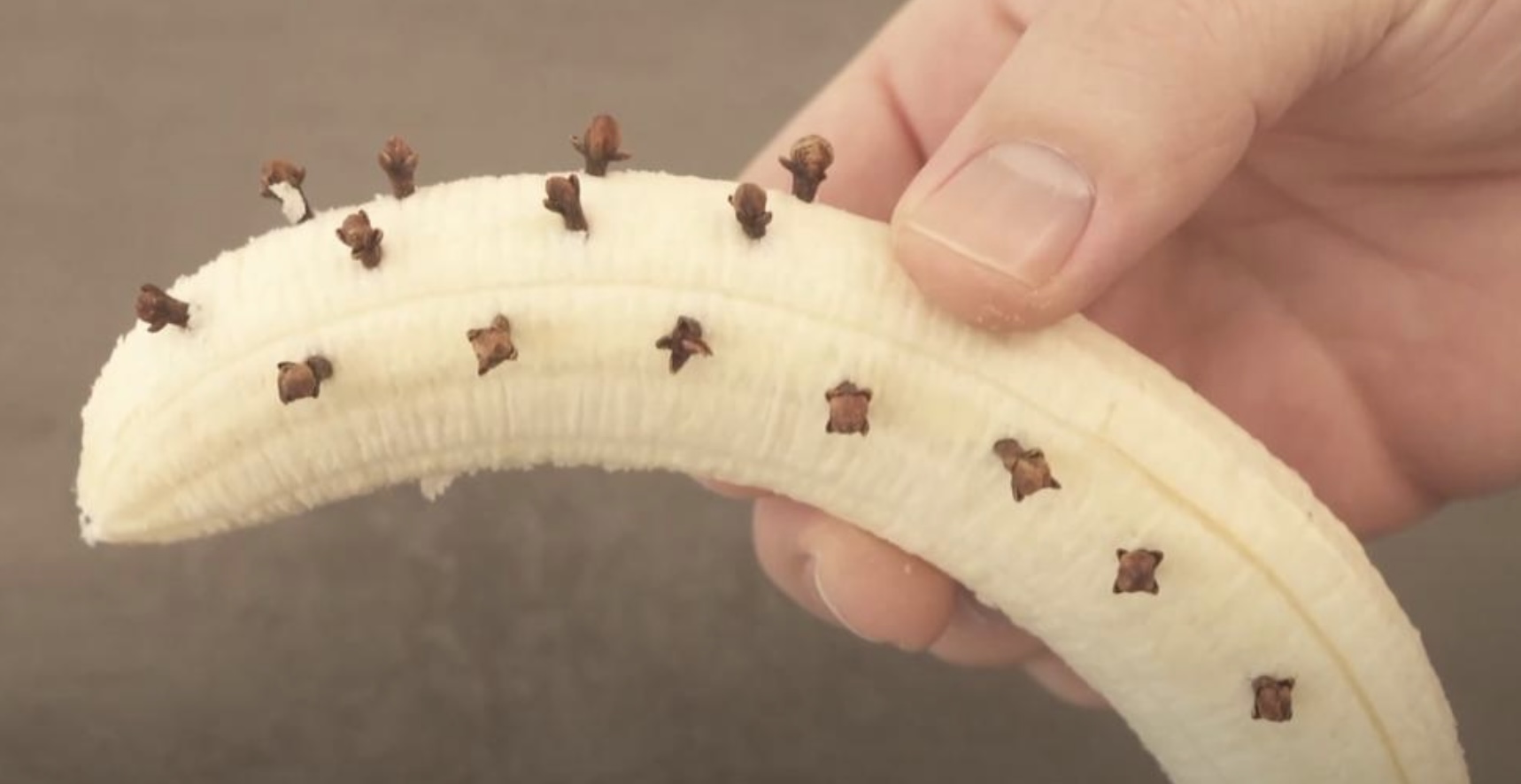 Supertip: doe kruidnagels in een banaan om een stuk beter te kunnen slapen!