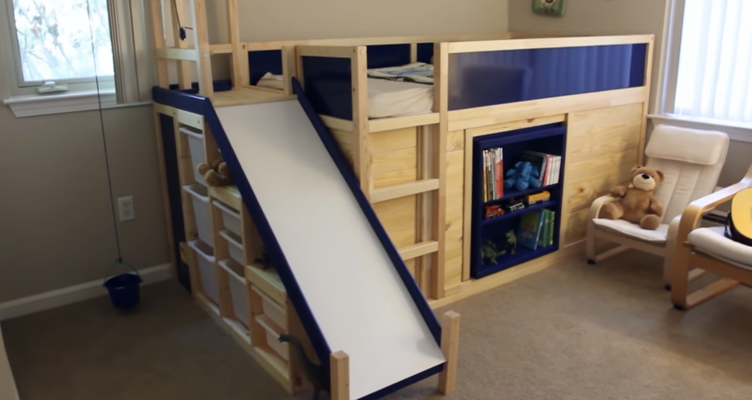 Vader maakt van IKEA onderdelen een prachtig bed met glijbaan en geheime kamer voor zijn kind maakt!