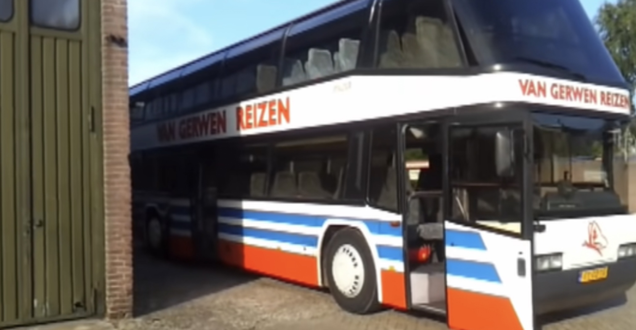 Hij kocht een touringbus en transformeerde deze om tot een prachtige camper! Ik wil er ook één!
