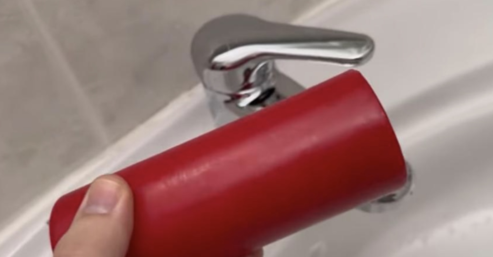 Man wrijft een kaars over zijn kranen. De reden? Dit is GENIAAL!