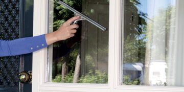 Vrouw deelt haar geheime truc voor streeploze en glanzende ramen