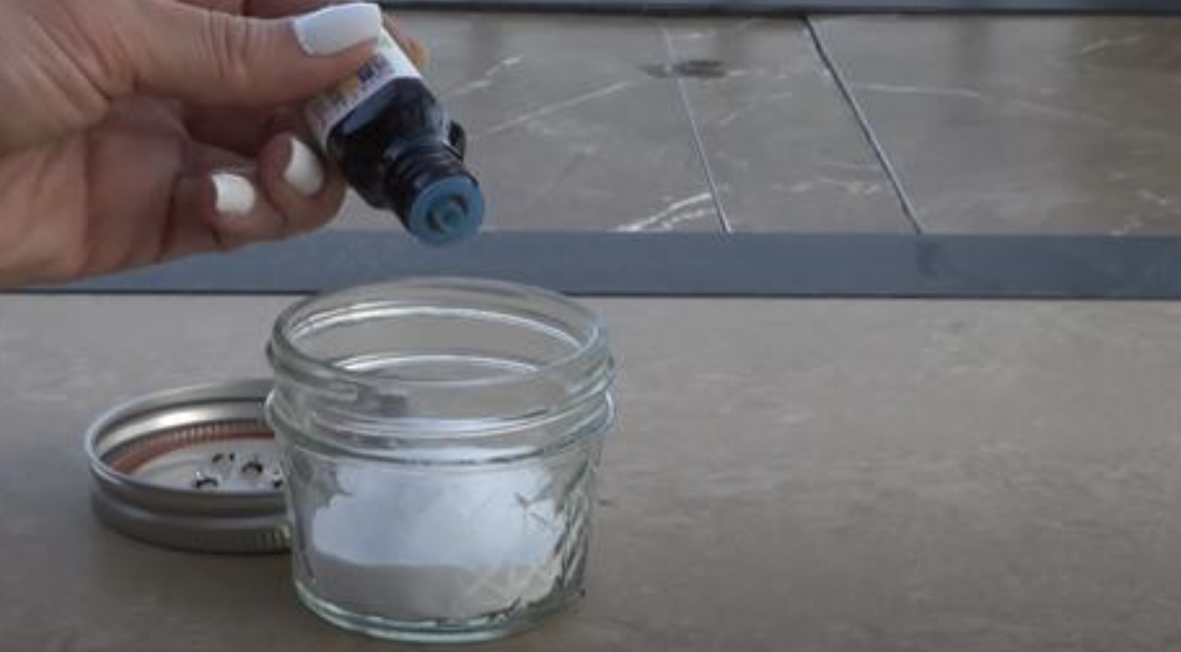 Mijn vriendin haar huis ruikt altijd heerlijk. Ik wist niet hoe? Tot ze haar geheim liet zien…