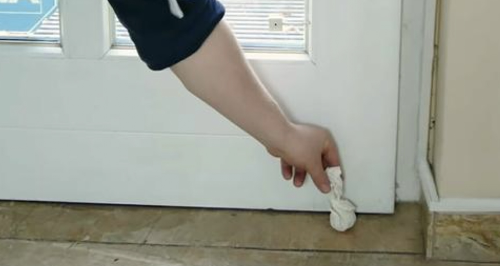 Ze plaatst een zakje citroenschillen bij de deur. Waarom? Het resultaat gaat je verbazen!