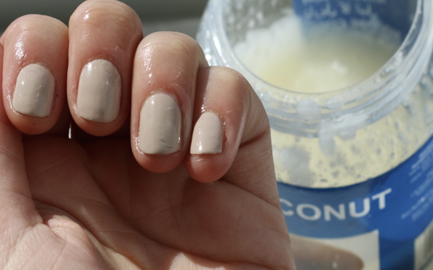 Ze smeer een beetje kokosolie onder haar ogen, de reden waarom? Het effect is geweldig!