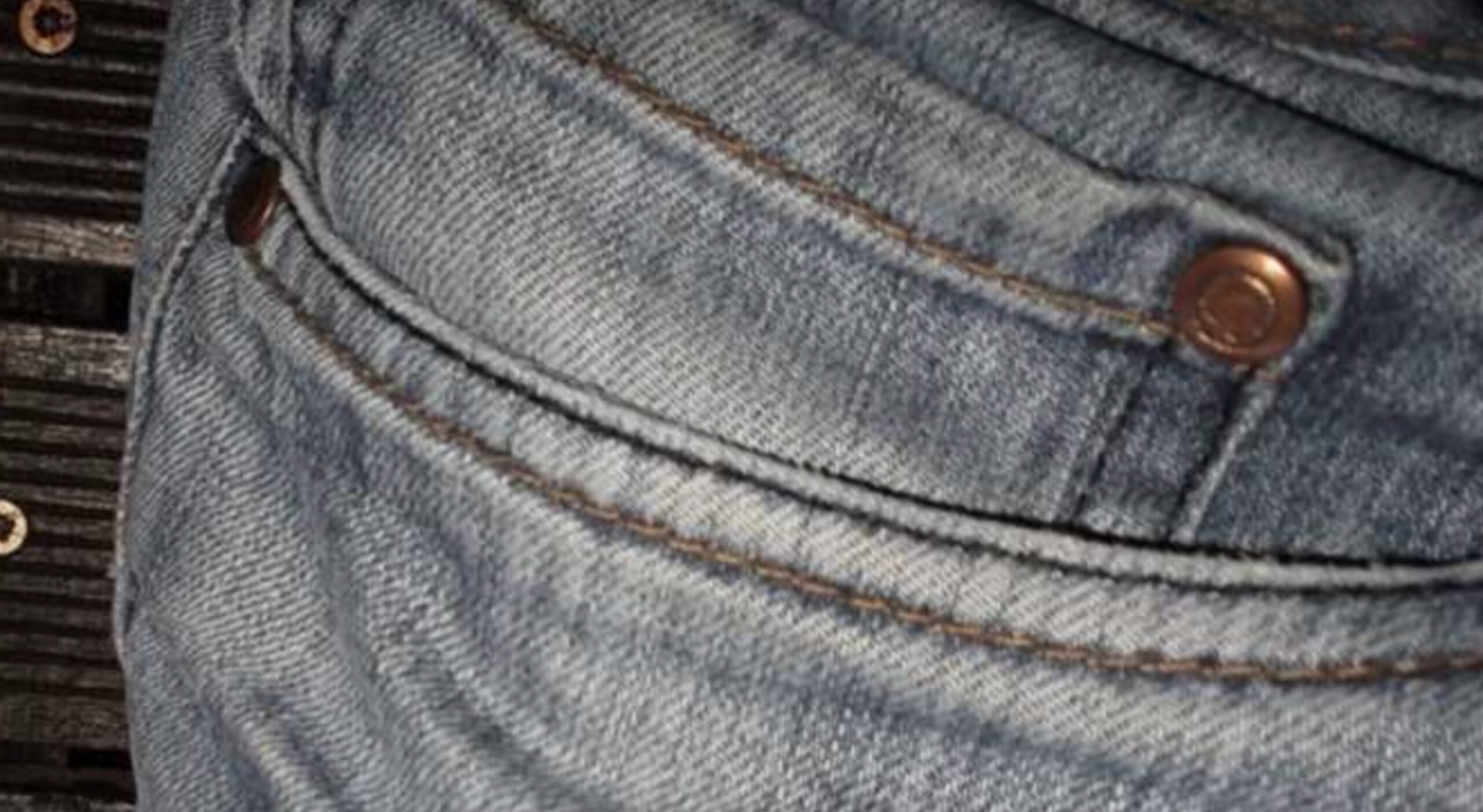 Experts waarschuwen: Stop met het dragen van spijkerbroeken op deze leeftijd!