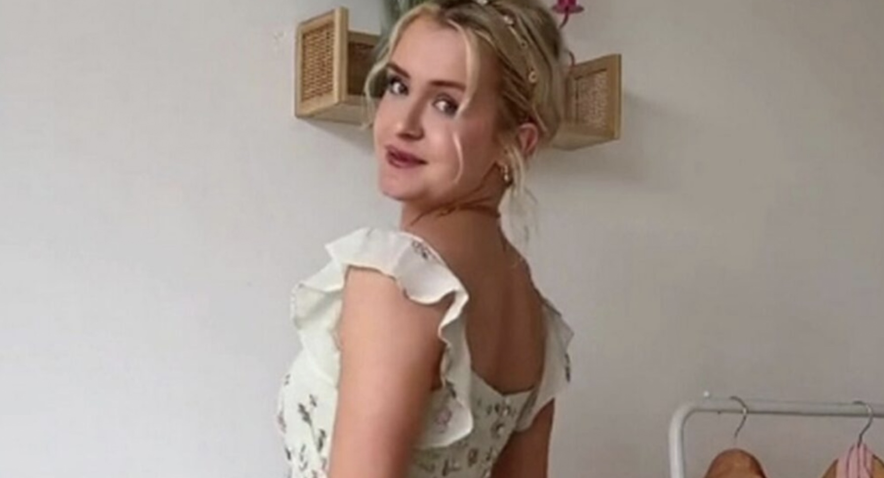 Vrouw vindt perfecte jurk voor een trouwerij, maar volgers zien een heel groot probleem (oeps)