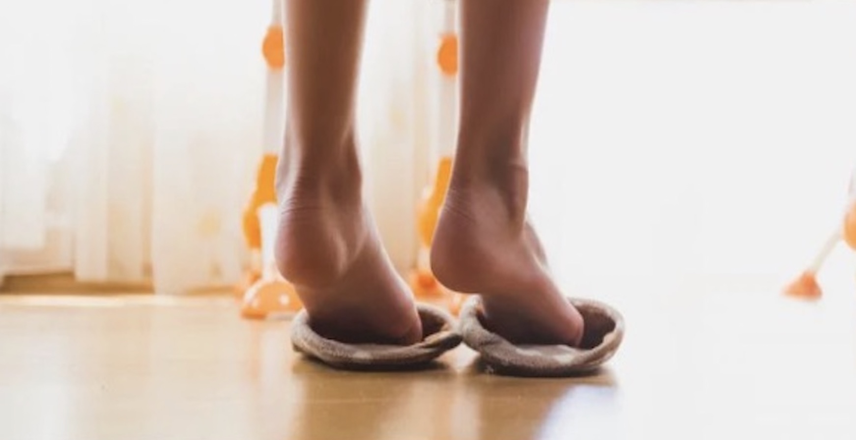 Zijn slippers thuis schadelijk voor je voeten? Dit is wat podologen erover zeggen