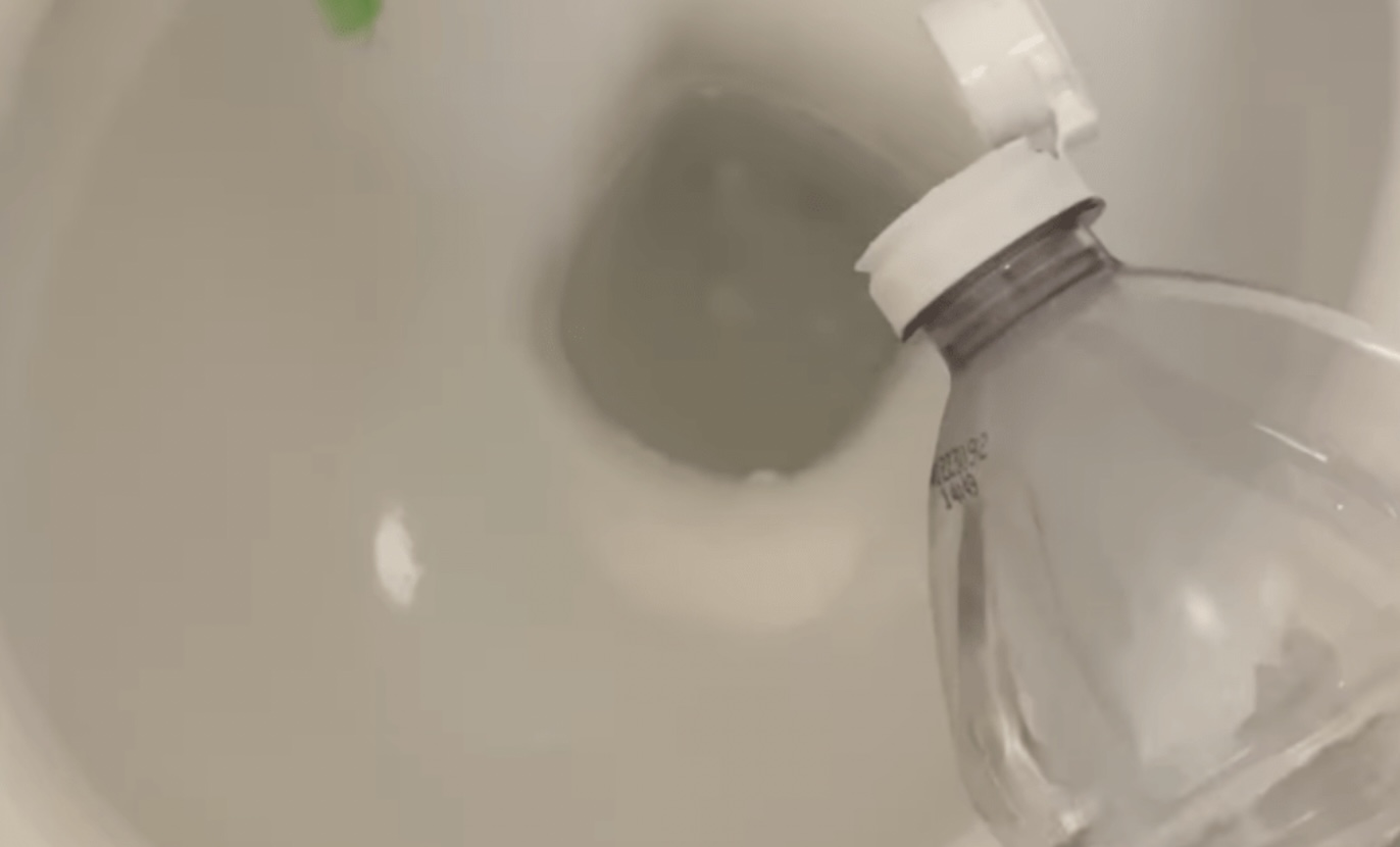 Last van bruine aanslag? Gebruik deze twee huismiddeltjes en het verdwijnt direct