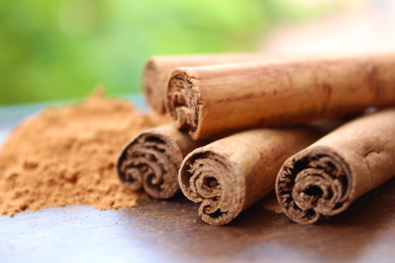 Cinnamon sticks and cinnamon powder on a table